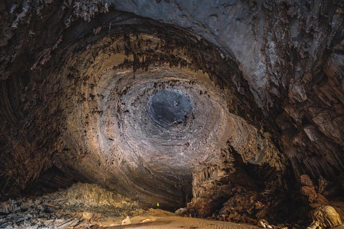 A giant tornado on the ceiling of the cave in Hang Tien 1.