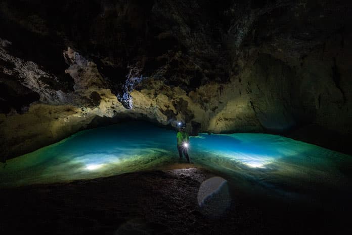 The emerald green river in Hang Va Cave