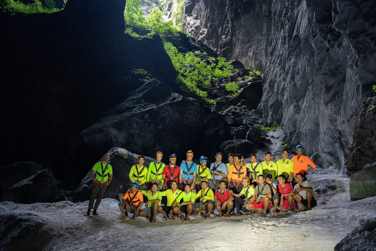 Son Doong porter team