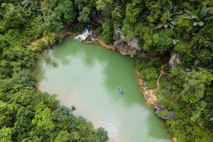 Enjoy yourself on a emerald lagoon in To Mo Valley.