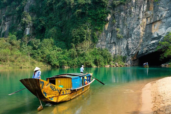 Thuyền đón khách du lịch tham quan Động Phong Nha trước năm 2011