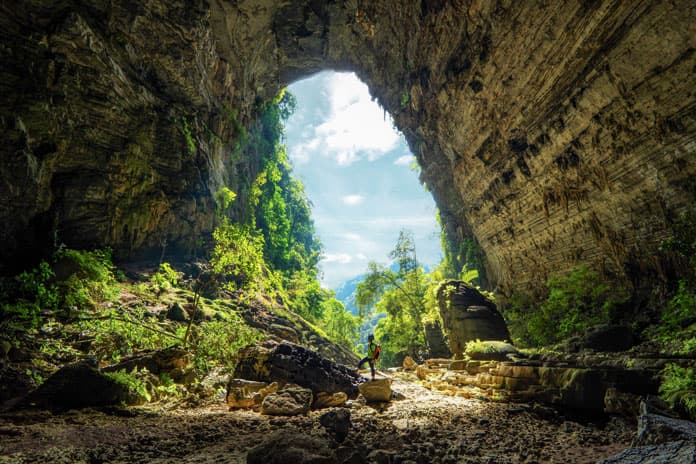 The cave entrance to Hang Tien 1