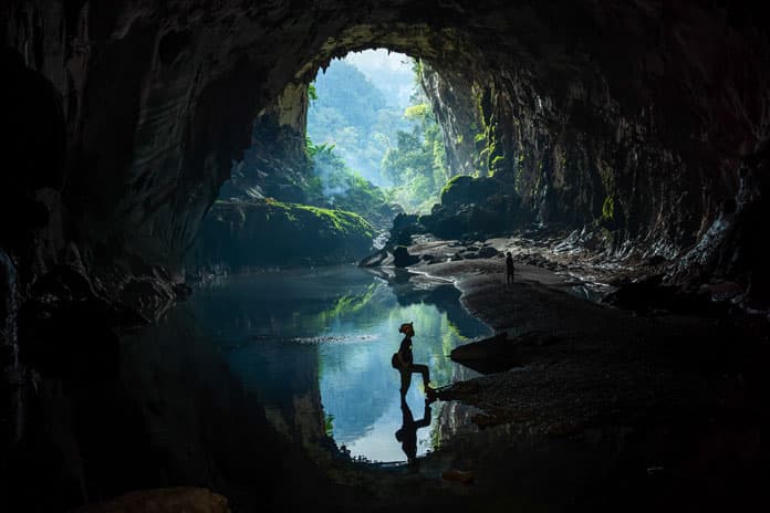 Vòm hang Vịnh Dài ấn tượng