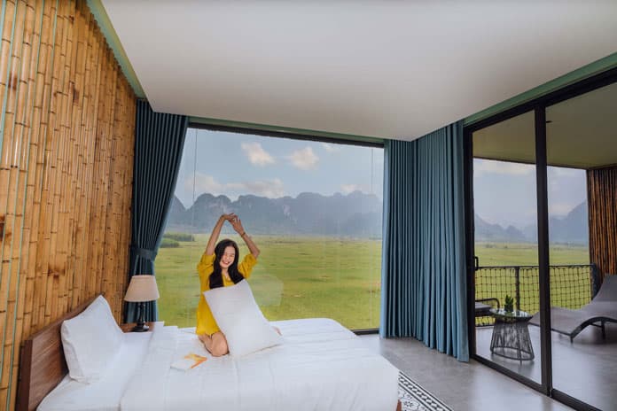 Mỗi căn phòng đều sở hữu tầm nhìn hướng ra không gian đồng cỏ xanh mát.