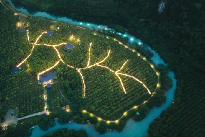 Toàn cảnh khu nghỉ dưỡng Blue Diamond Retreat lung linh về đêm.