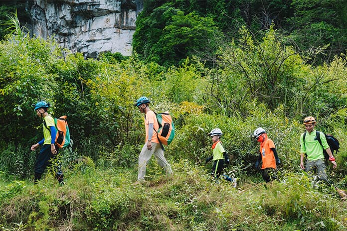 Trekking giữa núi rừng xanh mát.