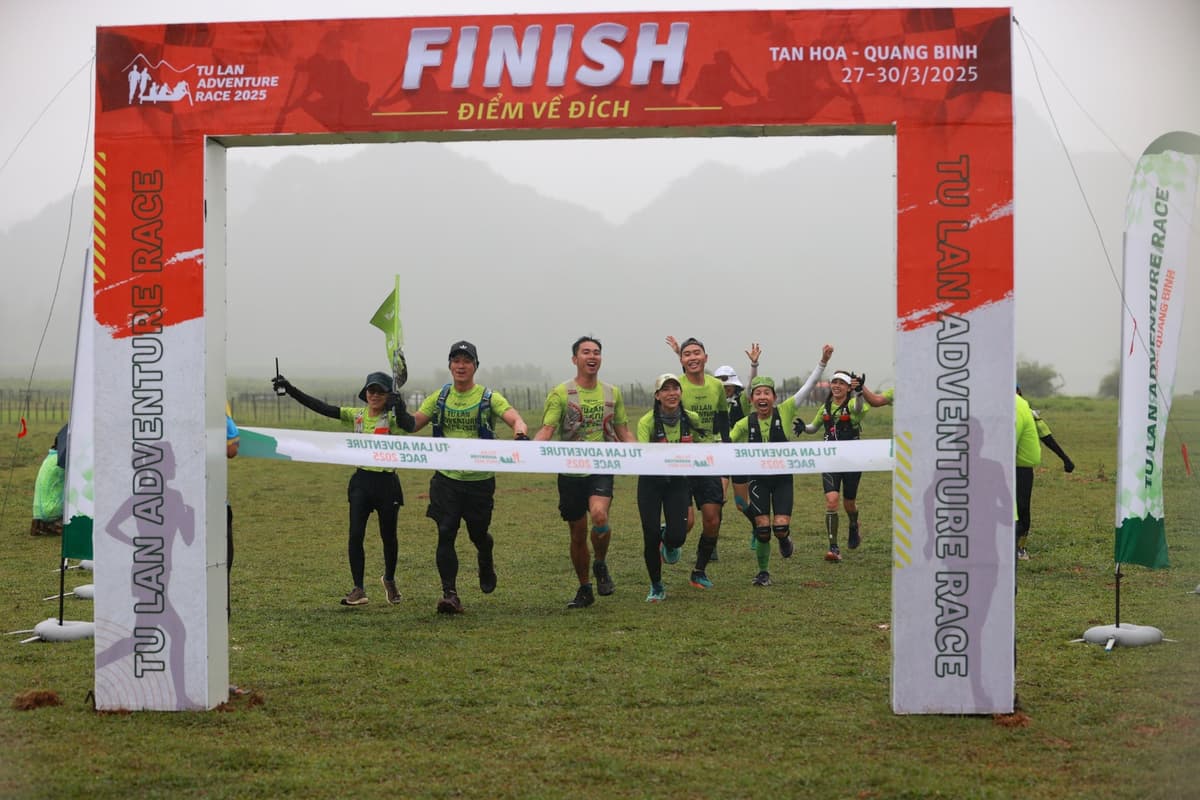 Team Dấu Chân crossed the finish line together at the Tú Làn Challenge 2025.