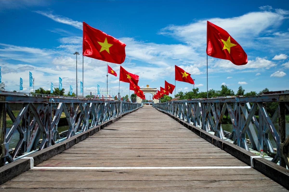 Hien Luong Bridge: The political battlefield of 21 years