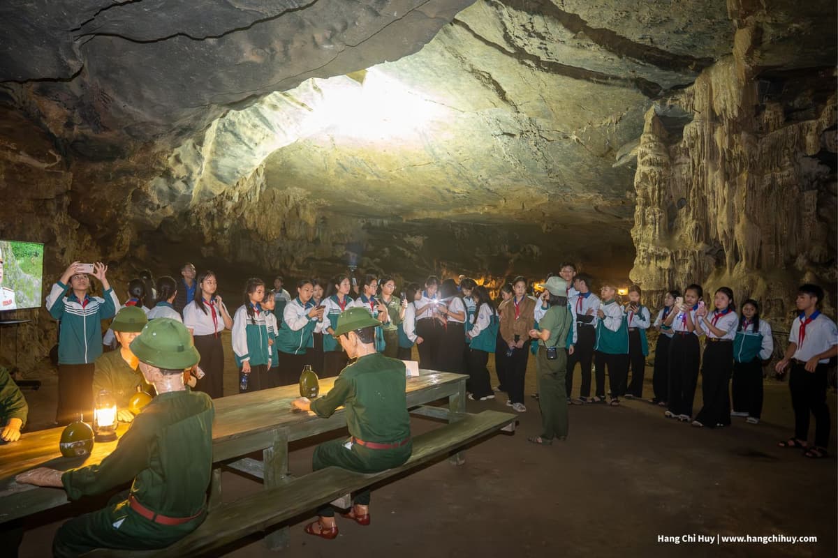 Du khách trải nghiệm VR 9D hoá thân thành người lính vận tải