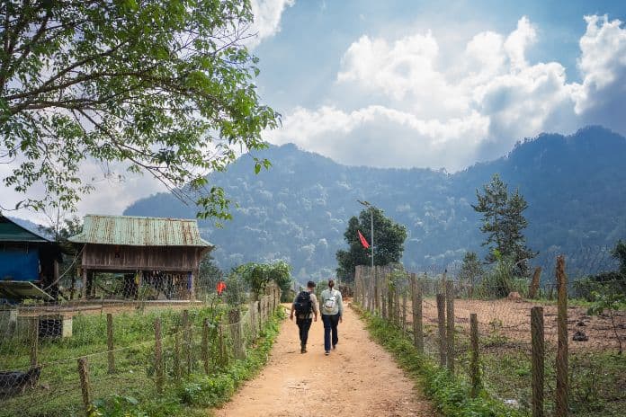 Doong Village is the place to stop for lunch on the first day of the trip. This is a small village of the Bru-Van Kieu ethnic minority.